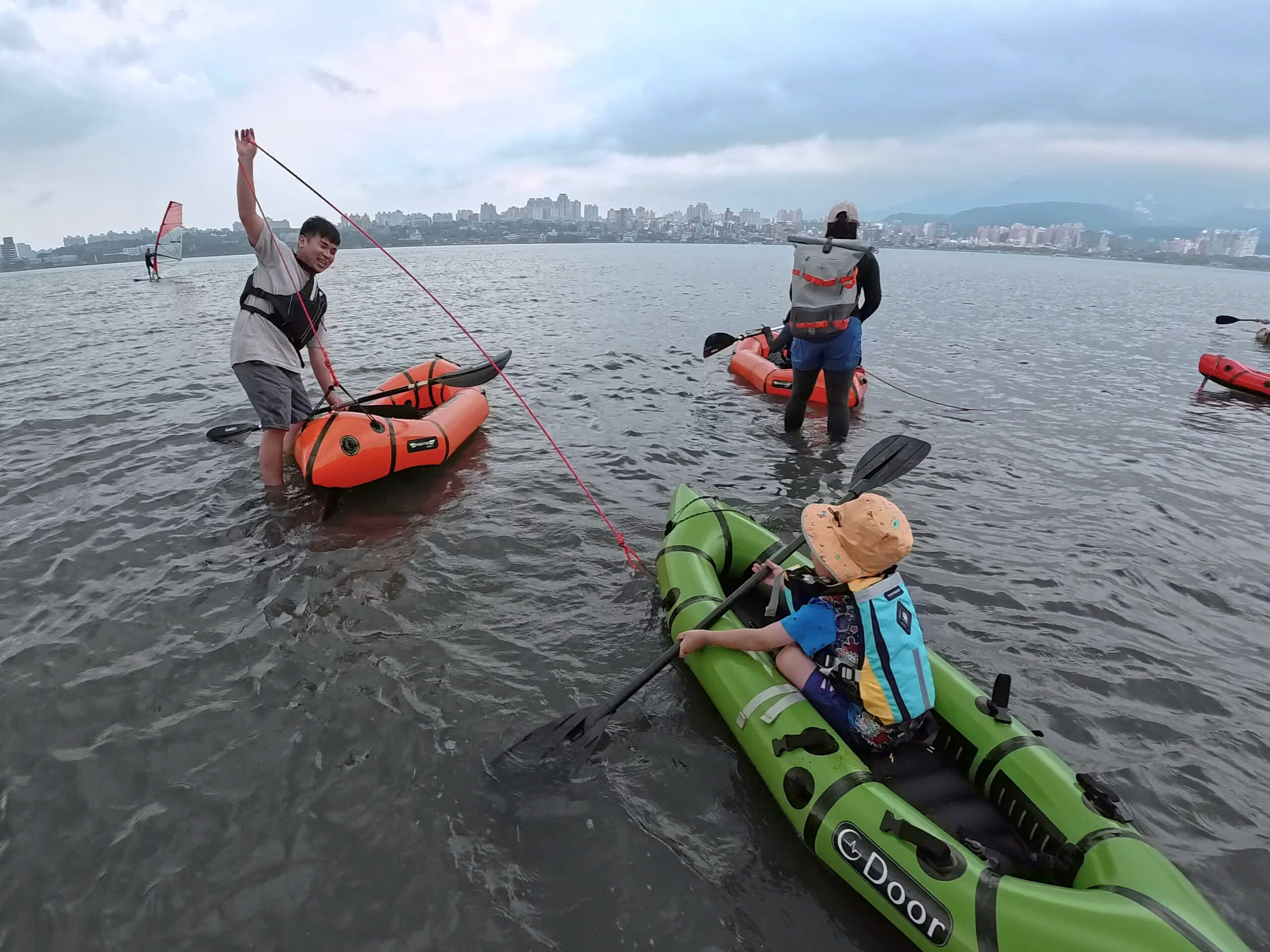 大人跟小孩都有「安全繩串連」一起出發