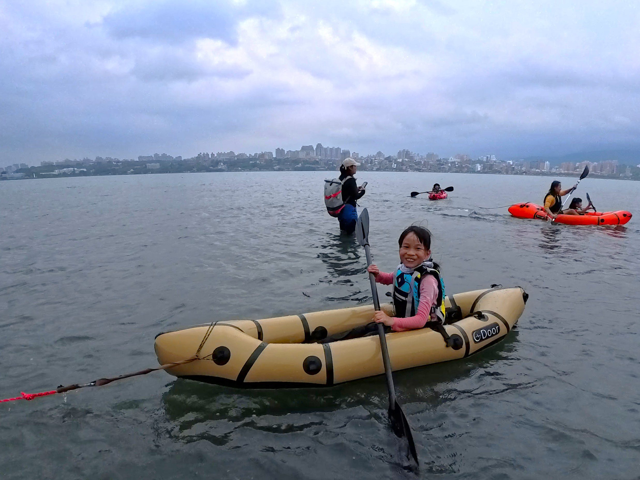 兒童專用船，寬敞容易平衡，也不會太重划不動