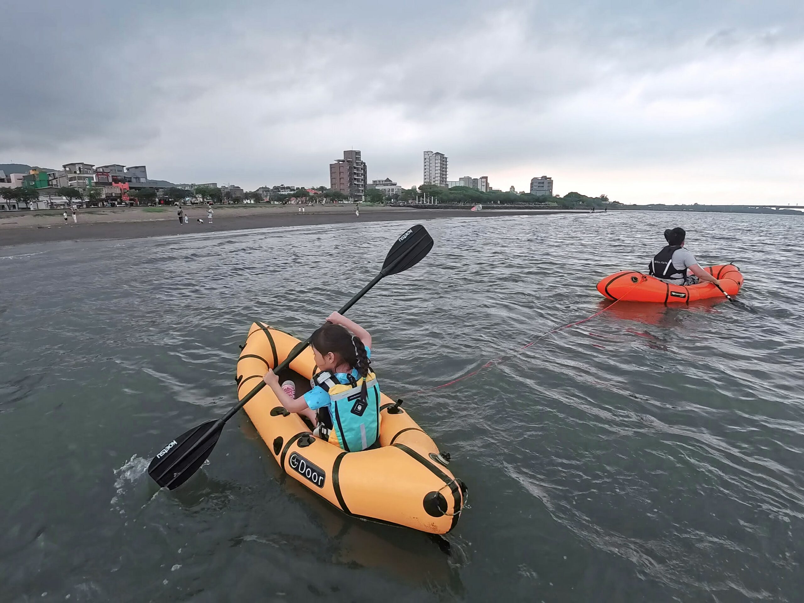 有時大人都累了，小孩還不想上岸呢！