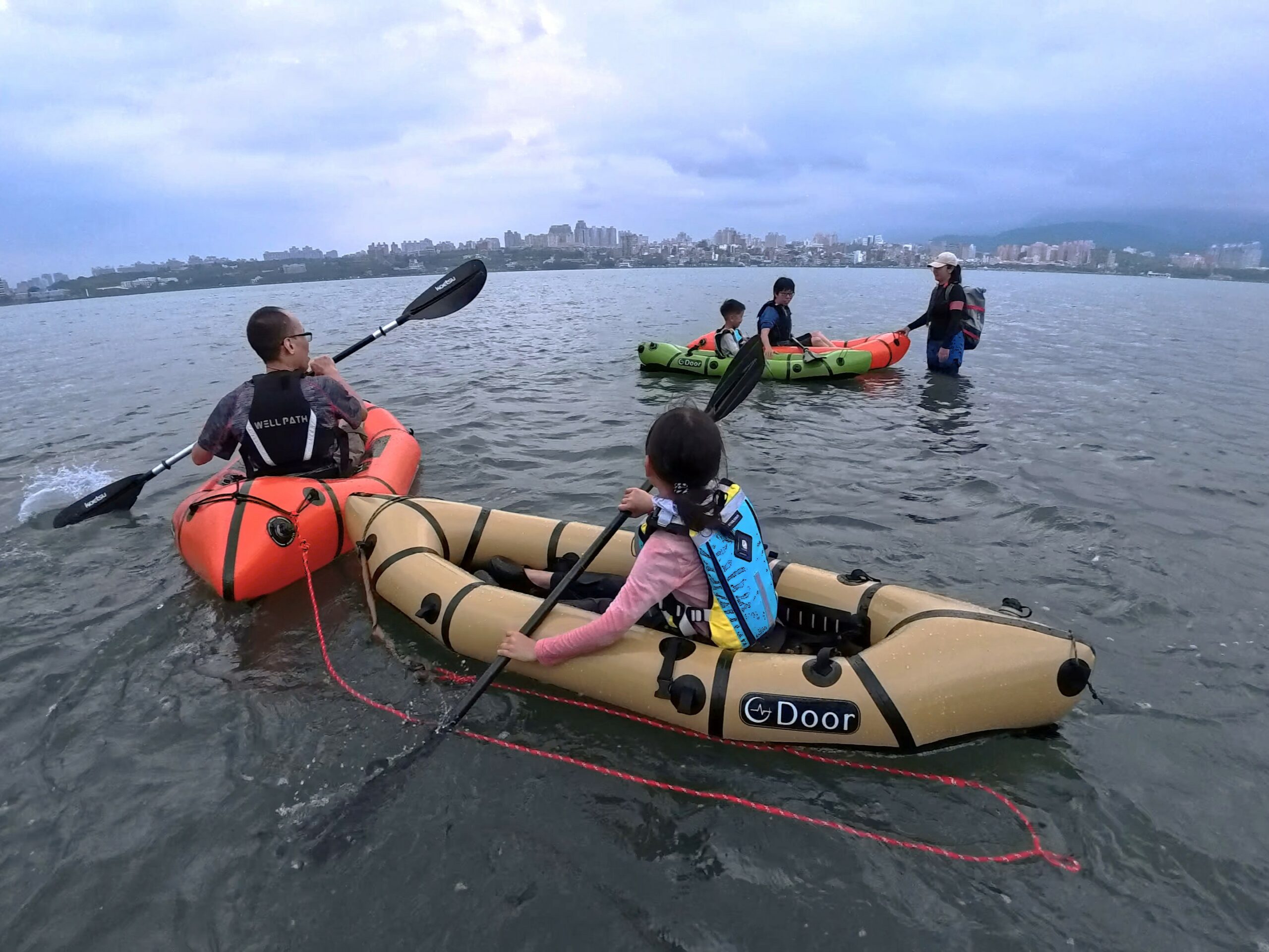 兩大兩小在水上拍全家福，也是有趣的挑戰