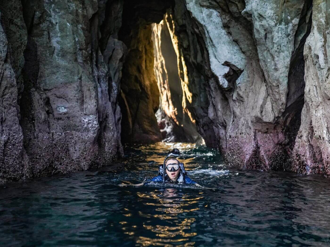 象鼻岩洞穴浮潛