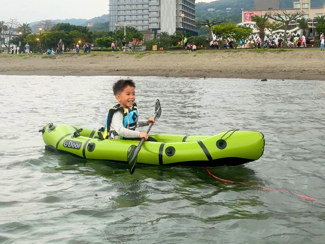 小朋友獨立划船